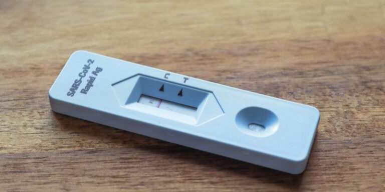 Minsal lanza plan para dar acceso a test de antígeno para COVID-19 a bajo costo