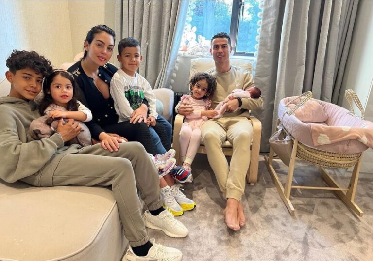 Tras la muerte de su hermano gemelo: Cristiano Ronaldo regresó a su casa con su hija recién nacida