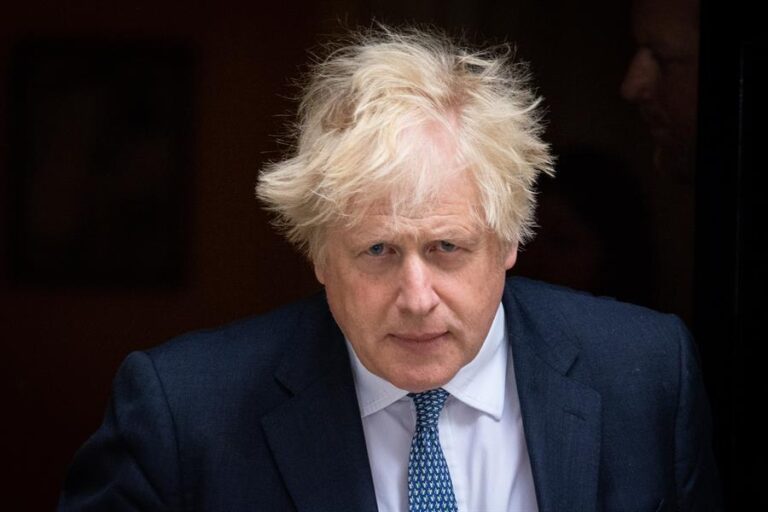 Primer ministro Johnson se niega a renunciar pese al ultimátum de sus ministros y parlamentarios