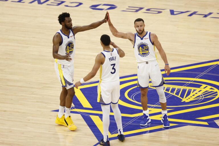 Golden State Warriors muestra todo su poderío y se pone 2-0 en las finales ante Dallas