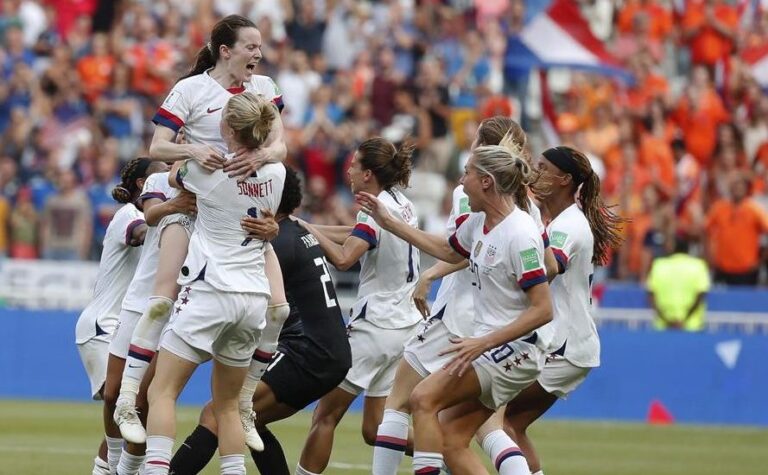 Fútbol estadounidense llega a histórico acuerdo sobre la igualdad salarial entre hombres y mujeres