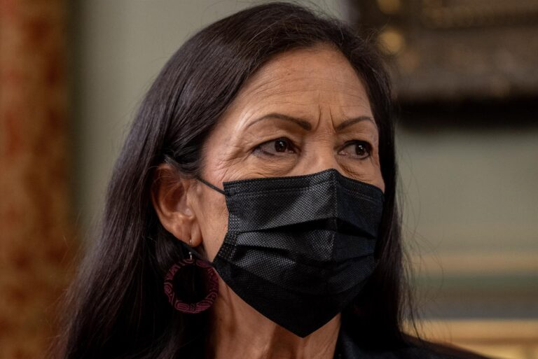 Administración de Biden revela la muerte de cientos de niños indígenas en internados del gobierno de EE.UU.