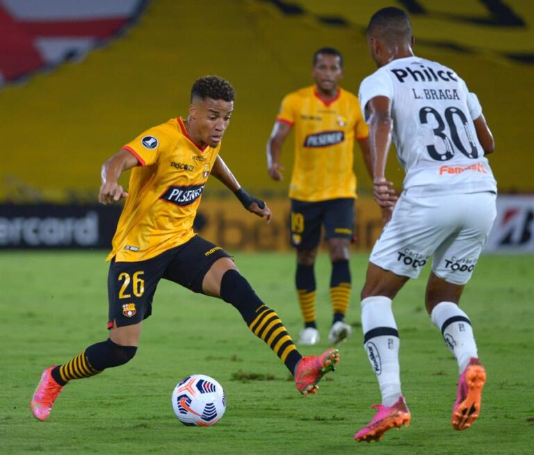 “Sácame, sácame”: Byron Castillo abandonó la cancha en medio de lágrimas