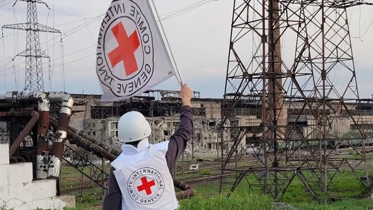 Ucrania: Evacuados de planta siderúrgica Azovstal describen cómo sobrevivieron al asedio de tropas rusas