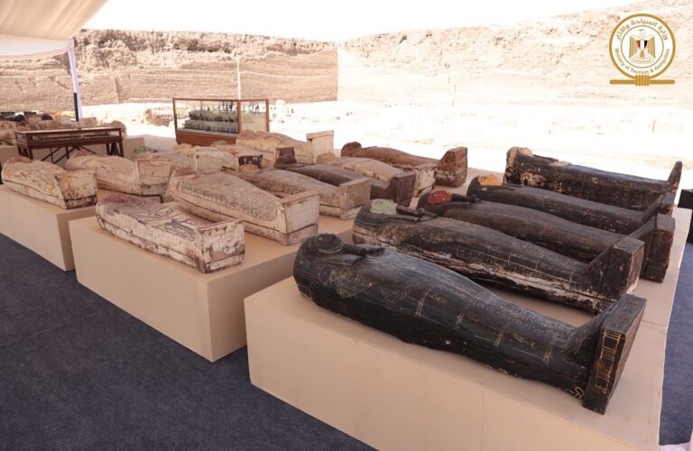 Descubren cientos de sarcófagos con momias y estatuas de bronce bien conservadas en Egipto