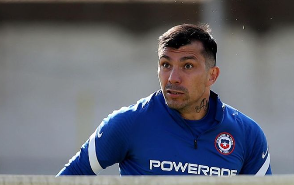 Seremi de Salud denunciará a Gary Medel por presunto delito contra la autoridad