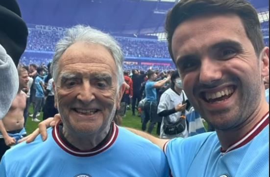 Hombre de 84 años con demencia celebró el triunfo del Manchester City en un emotivo día viral junto a su nieto