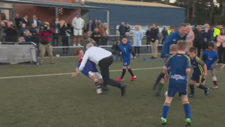 Primer ministro de Australia chocó contra un niño y lo arrastró al suelo durante un partido de fútbol