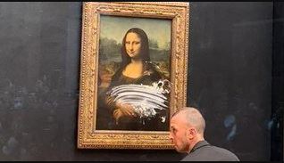 Sujeto con peluca y en silla de ruedas lanzó un pastel contra la 