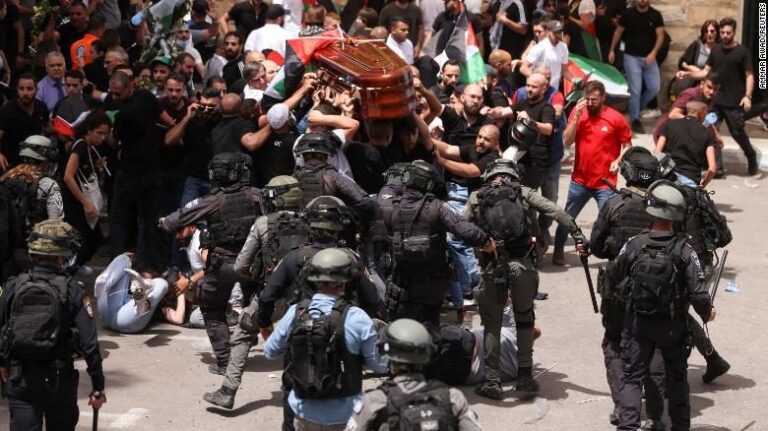 Policía israelí golpeó a asistentes del funeral de periodista palestina asesinada