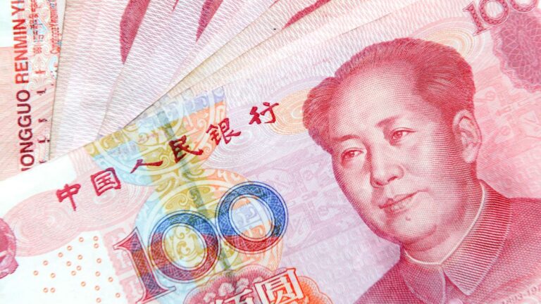 Moneda china tiene su peor mes de la historia y continúa a la baja