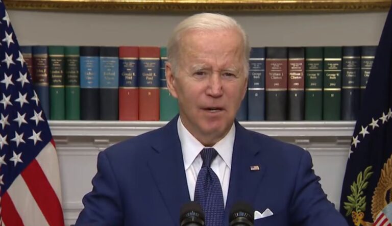 Biden dice que es hora de actuar luego de tiroteos: 