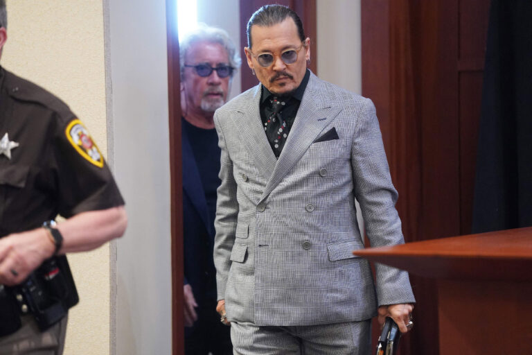 Fan de Johnny Depp irrumpió en pleno juicio y le gritó: 