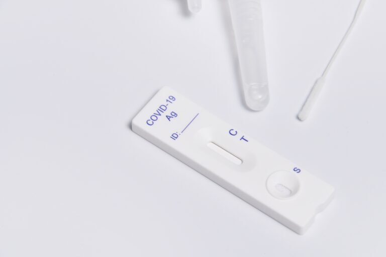 Estudio: Pruebas rápidas de antígenos no entregan un resultado preciso de contagio por COVID-19