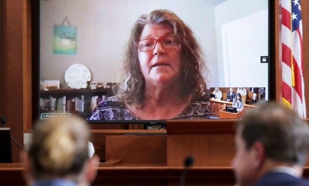 Testigo afirma que vio a Amber Heard agredir a una compañera de viaje en 2009