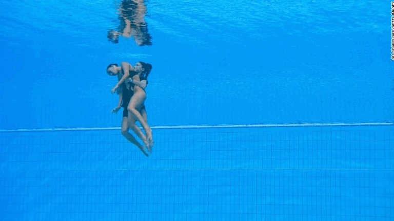La nadadora Anita Álvarez se desmayó en el agua y su entrenadora se lanzó a la piscina para salvarla
