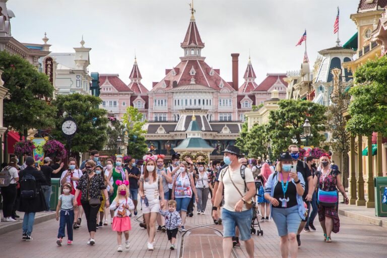 Ultraconservadores criticaron un espectáculo por el orgullo LGTB en Disneyland París