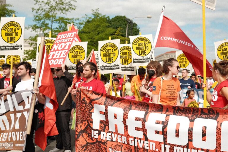 Miles de trabajadores protestan frente al capitolio contra la desigualdad en Estados Unidos