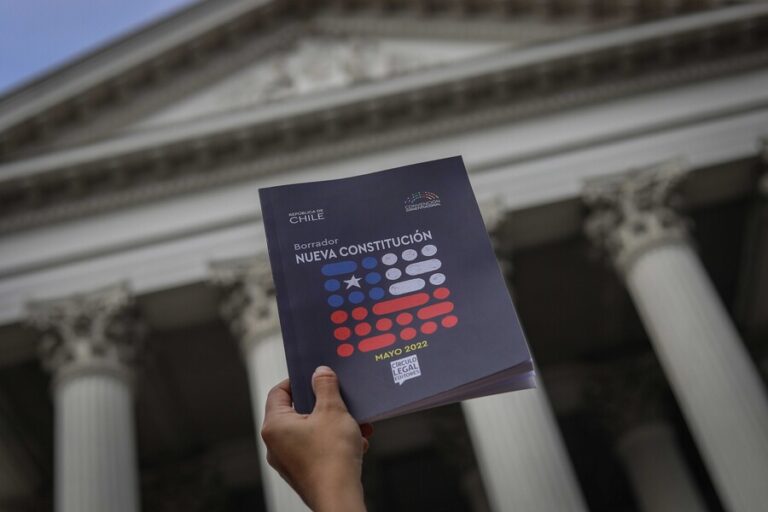 Colegio Médico de Santiago entregará ejemplares de la propuesta de nueva Constitución a sus miembros