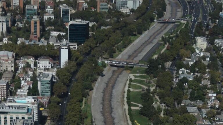 Autoridades regionales piden reconocer zonas del Río Mapocho como humedales urbanos