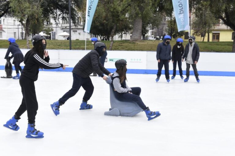 La pista de hielo vuelve después de dos años al Parque Bustamante: Revisa precios y horarios