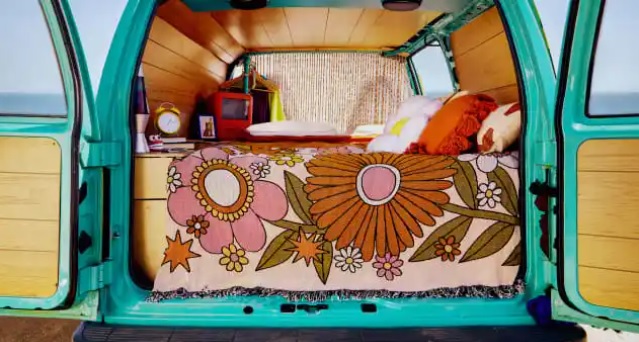 Por su 20 aniversario: Airbnb ofreció una noche en la Máquina del Misterio de 