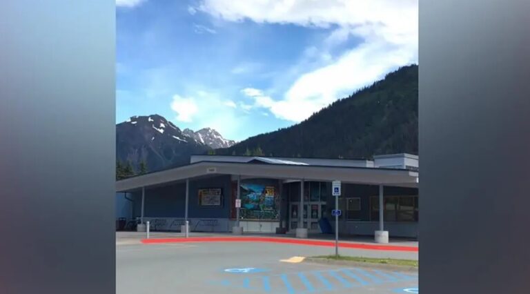 12 alumnos de Alaska bebieron sellador de pisos en lugar de leche