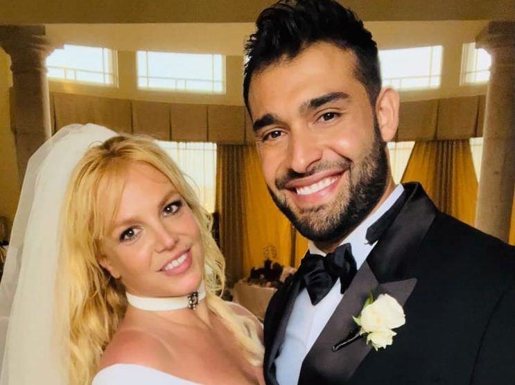 Britney Spears luce un elegante y clásico vestido Versace para su boda con Sam Asghari