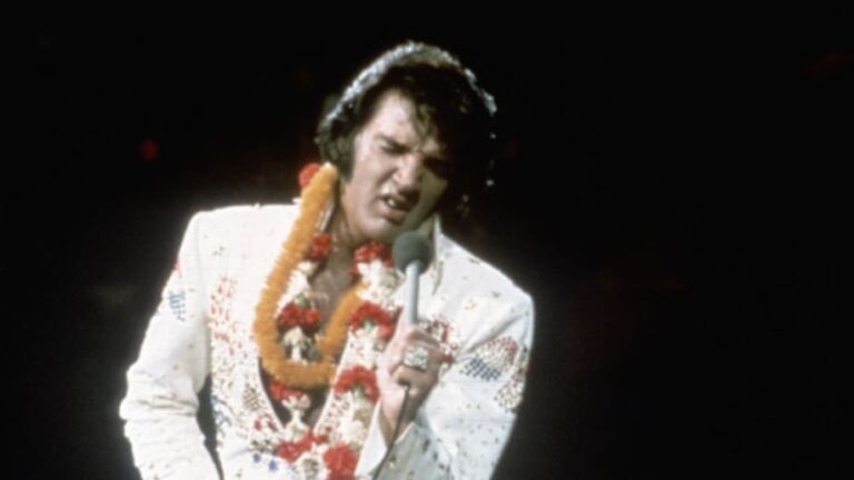 Enteritos blancos con pedrería: El estilo de Elvis Presley que cambió la forma de vestir de los hombres