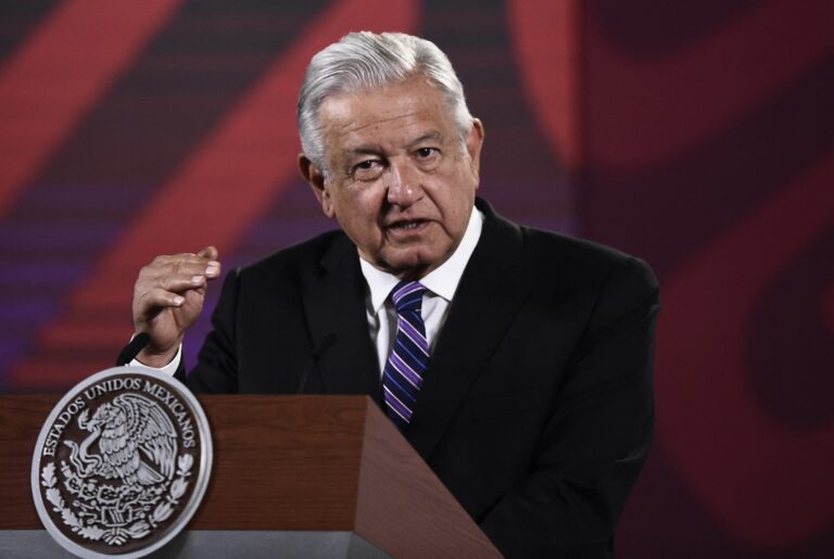Presidente de México criticó medida del gobernador de Texas que autoriza regresar a indocumentados a la frontera