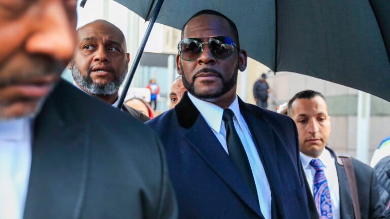 R. Kelly fue puesto bajo vigilancia de suicidio después de ser sentenciado a 30 años de prisión