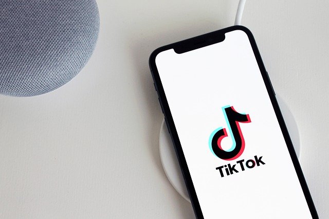 Estudio revela que los jóvenes prefieren informarse por TikTok cada vez más