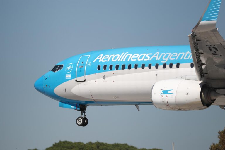 Avión de Aerolíneas Argentinas debió aterrizar de emergencia por amenaza de bomba