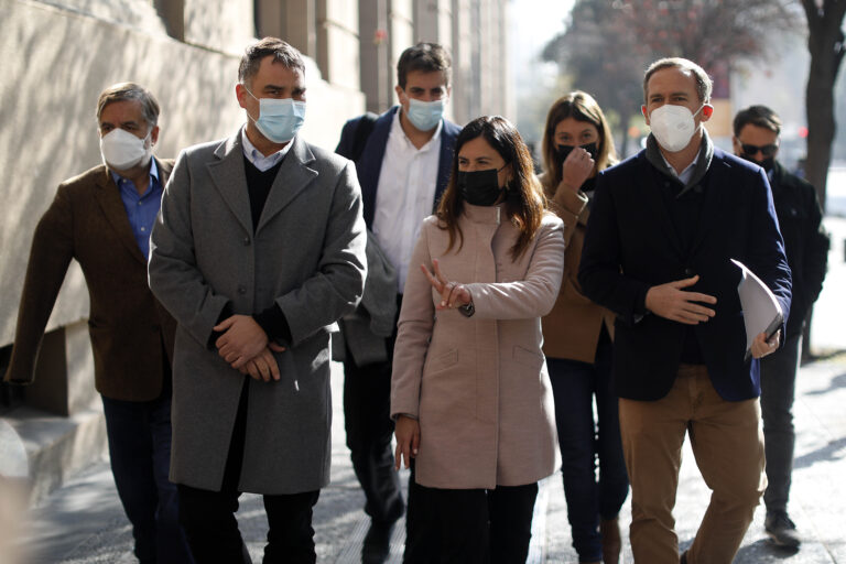 Chile Vamos planteó compromisos para lograr una nueva Constitución y 