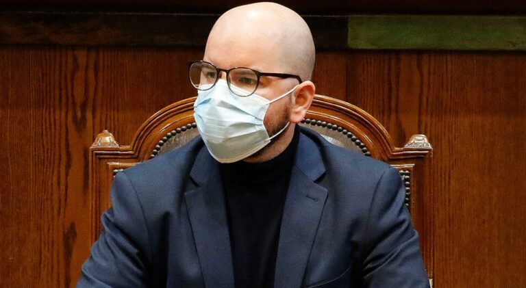 Jackson responde críticas de Kast: 