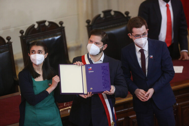 Este lunes se entrega el texto: Así es la portada de la propuesta de nueva Constitución