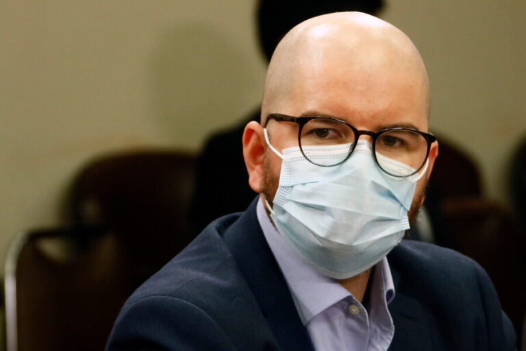 Confirman que ministro Giorgio Jackson dio positivo por COVID-19