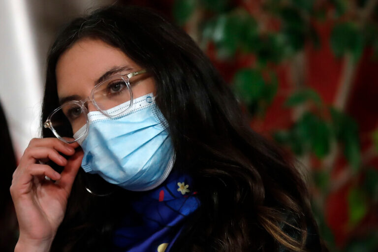 Ministra Vallejo confirma apoyo del Gobierno al feriado del 16 de septiembre