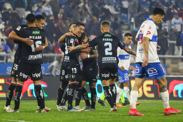 Palestino superó a Católica en la agonía y la alejó de la pelea por el pentacampeonato