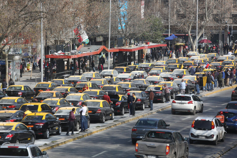Taxistas cortaron el tránsito en Santiago en protesta por alza de combustible y ley Uber