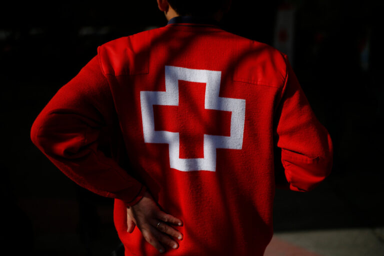 Capacita en derechos humanos: Carabineros renueva acuerdo de trabajo con la Cruz Roja Internacional