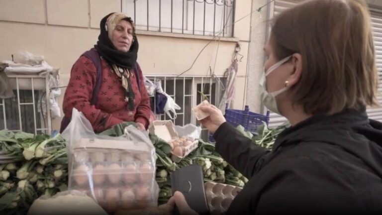 Inflación en Turquía se dispara a casi el 80% a medida que se duplican los precios de los alimentos