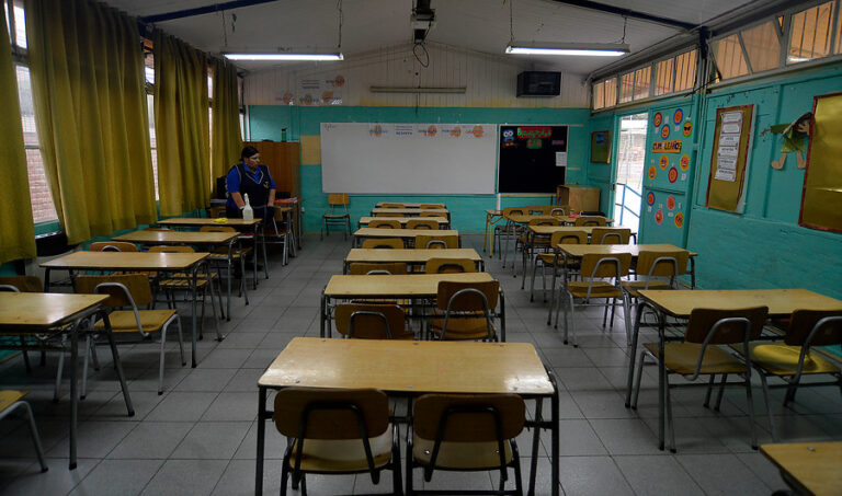 Mineduc anuncia suspensión de clases en 11 comunas de la RM para este miércoles