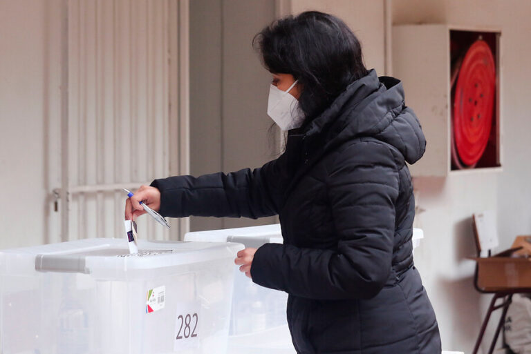 Iniciativa popular y derogación de leyes: Qué dice la propuesta de nueva Constitución sobre la participación democrática