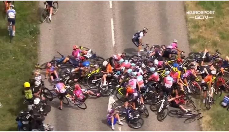 Accidente en la etapa 5 del Tour de France Femenino dejó a varias ciclistas heridas