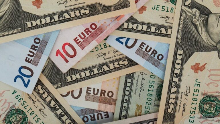 El euro cae a mínimos de 20 años frente al dólar y se acerca a la paridad