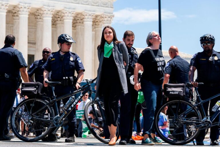 Arrestan a la legisladora Alexandria Ocasio-Cortez en protesta por el derecho al aborto en EE.UU.