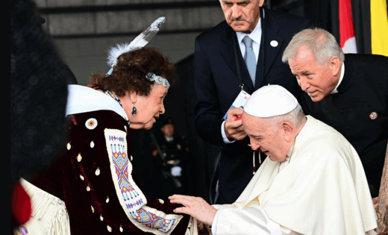 Violencia física, sexual y genocidio cultural: Papa Francisco pide perdón por abusos contra niños indígenas en Canadá