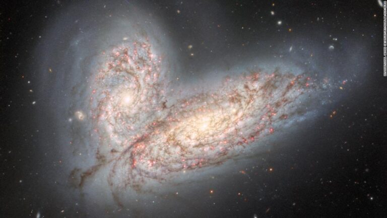 “Mariposa cósmica”: Telescopio capta increíble registro de dos galaxias fusionándose