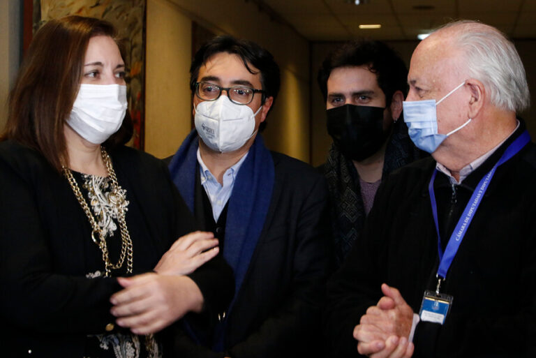 Oficialismo presentará hoy el acuerdo para reformar la eventual nueva Constitución